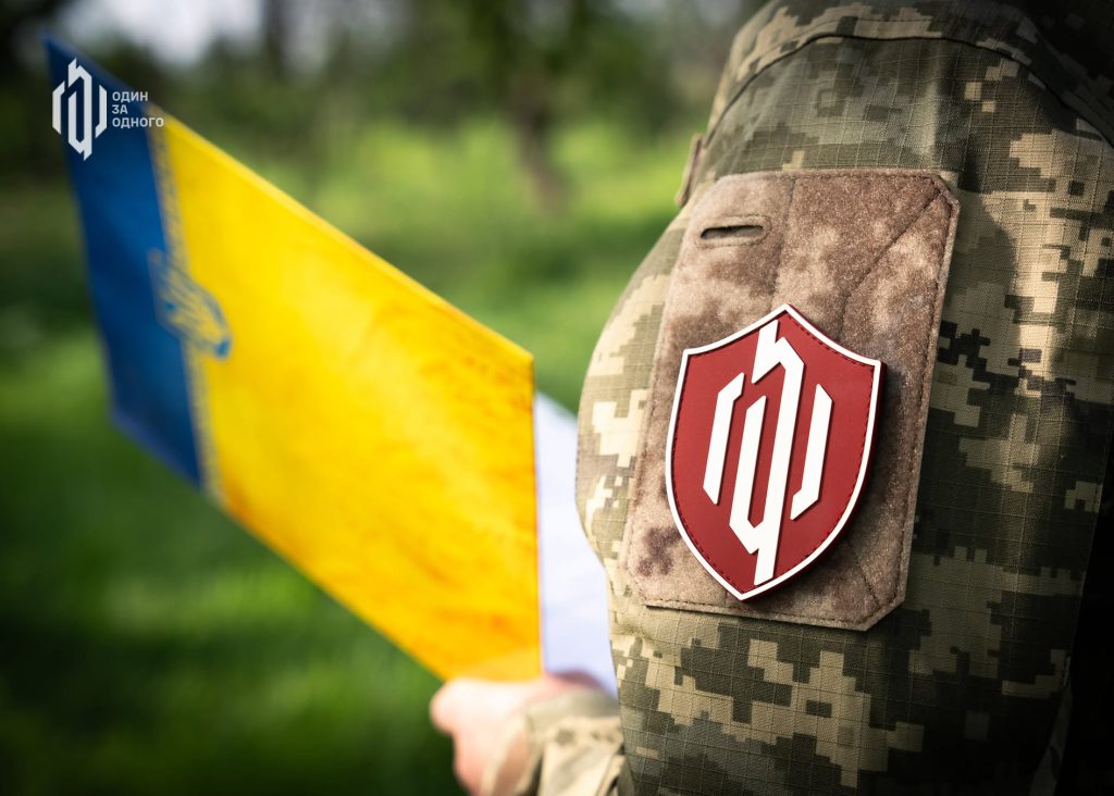 Червоний мотиваційний шеврон 141 окремої механізованої бригади, що символізує надійність та ідеальну дисципліну піхотинця ЗСУ.