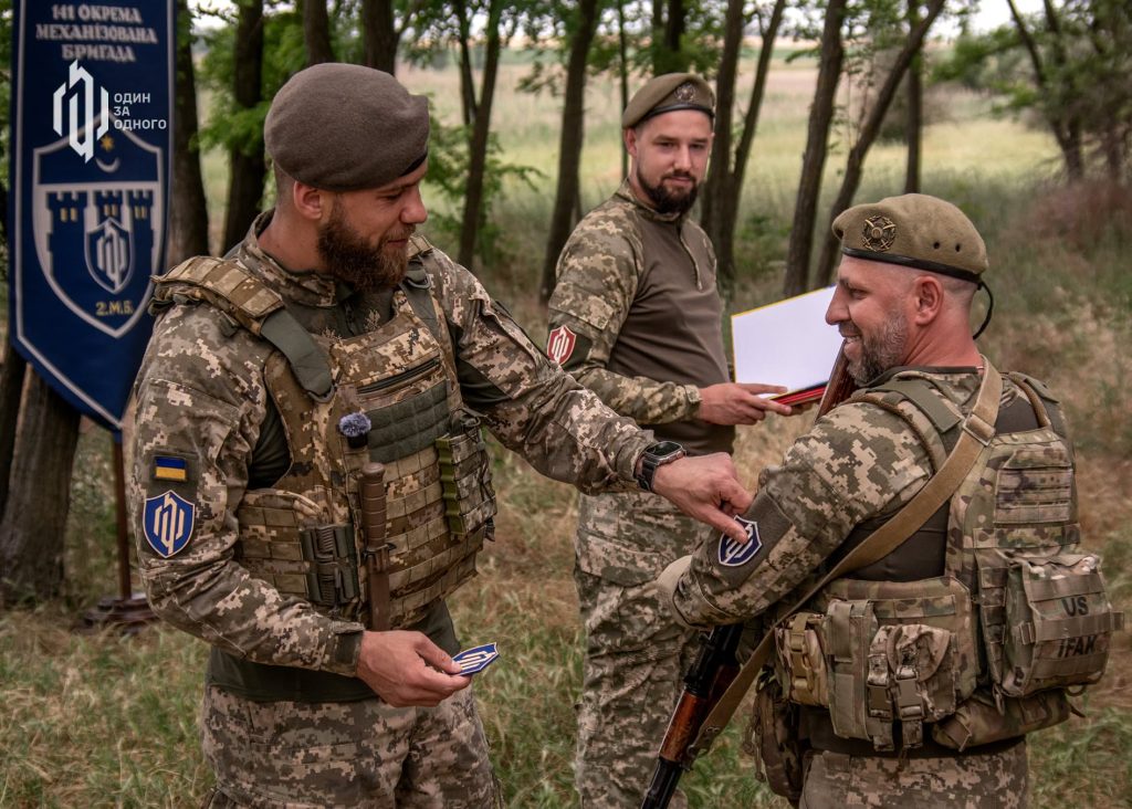 Урочисте вручення мотиваційного шеврона військовослужбовцю 141 ОМБр командиром перед строєм побратимів.