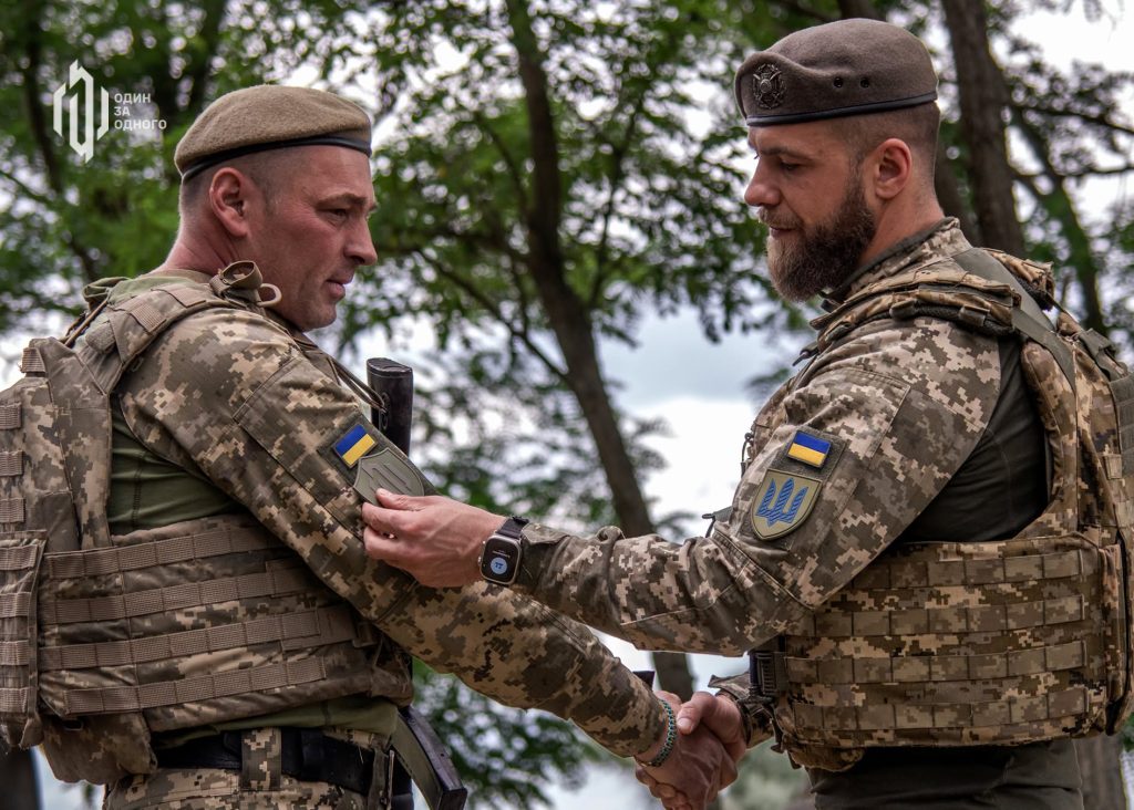 Зелений шеврон 141 ОМБр, який вручається українським захисникам за стійкість та виконання бойових завдань на передовій.