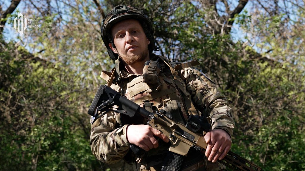 Військовослужбовець ЗСУ, штурмовик 141 ОМБр у камуфляжі зі зброєю під час виконання бойових завдань на передовій.