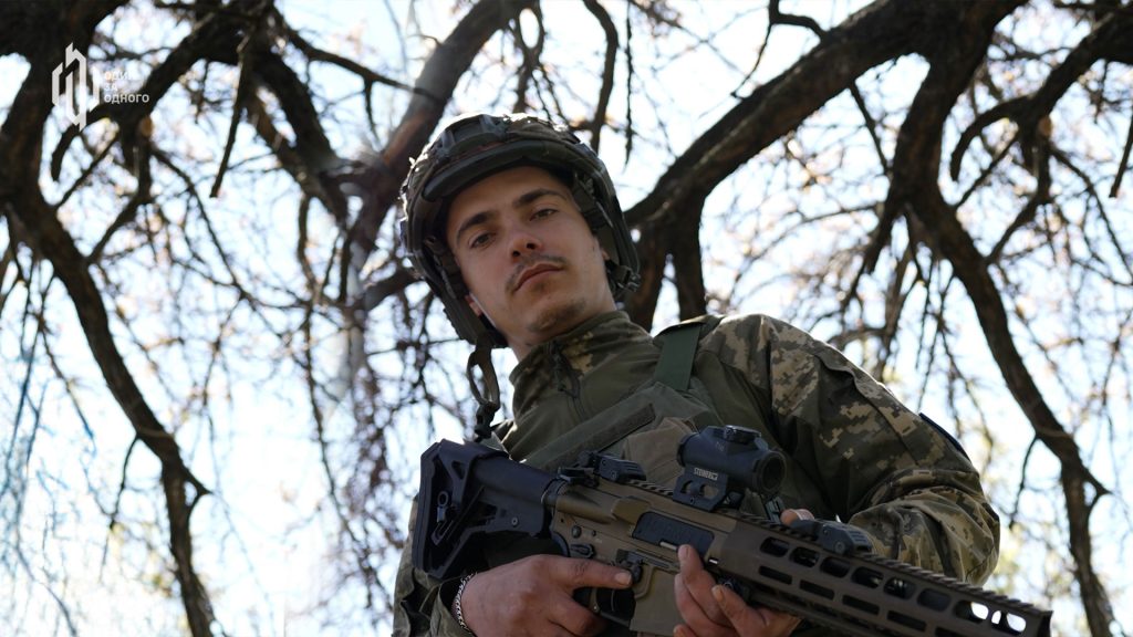 Український піхотинець 141-ї механізованої бригади на бойовій позиції після відбиття ворожого штурму.