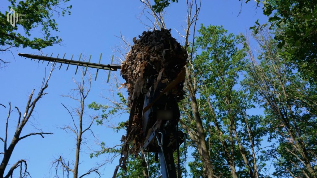 Антена засобу РЕБ 141 ОМБр у маскуванні серед дерев